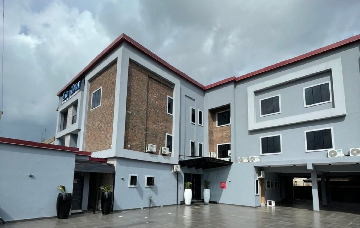 Lador hotel and apartment